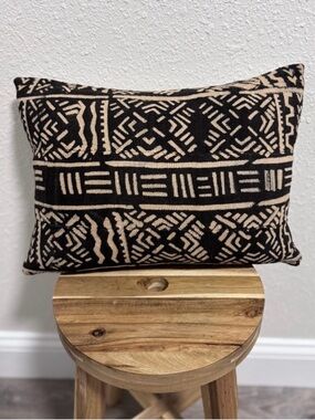 ST. FRANK Noir Figures Kuba Cloth Lumbar Pillow 12x16 Black White Like New